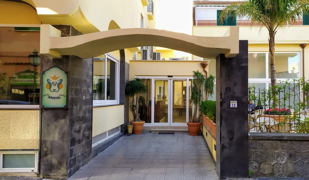 Luglio a Ischia Porto Hotel Bristol vicino al mare con centro termale interno